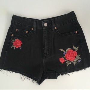 Black Jean shorts with floral embroidery